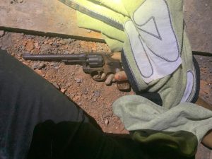 Bandido morreu após aterrorizar família durante roubo e trocar tiros com a PM em Rondonópolis; imagem forte