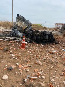 Motorista morreu carbonizado após carreta tombar na BR-364; vídeo