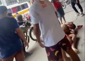 Jovem que matou a mãe é assassinado pelo tribunal do crime; vídeos mostram ele sendo capturado e morto