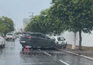 SUV desgovernado atinge carro estacionado próximo ao cemitério da Vila Aurora em Rondonópolis; vídeo