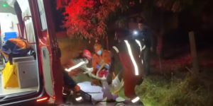 Adolescente leva tiro de casal em campo de futebol e morre no Hospital Regional; vídeo mostra resgate