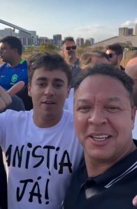 Prefeito Cláudio Ferreira participa de ato pela anistia ao lado de grandes nomes da direita