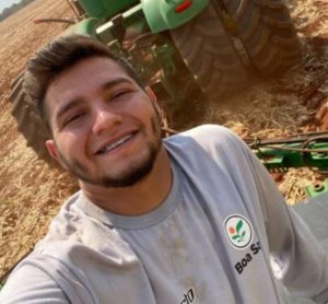 Homem é cruelmente assassinado por encapuzado enquanto segurava criança no colo em MT
