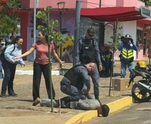 Bandido com faca de açougueiro toca o terror em lojas no Centro de Rondonópolis; PM usa choque para contê-lo