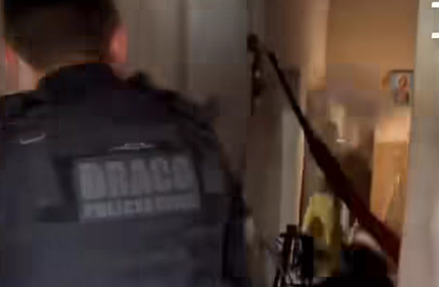 Criminoso morre em troca de tiros após reagir a ação policial; vídeo mostra os disparos