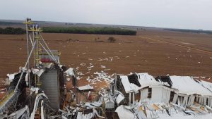 Vendaval espalha terror e destelha cooperativa no interior de MT; veja vídeo e imagens