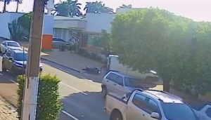 Motoqueiro tenta se enfiar entre carro e meio-fio, causa colisão e ainda resmunga em Rondonópolis; assista