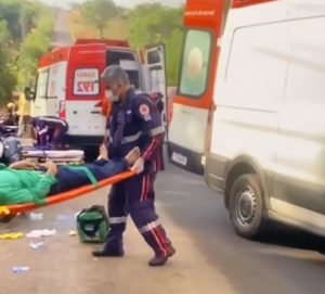 Pai e filha vão parar no Hospital Regional após grave acidente entre motos na Rodovia do Peixe; vídeo