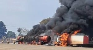 Forte incêndio em posto de combustível causa pânico ao atingir carretas e deixar rastro de destruição em MT; vídeos
