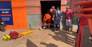 Trabalhador morre ao despencar de telhado em MT; vídeo forte