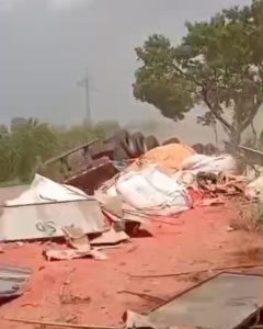 URGENTE | Motorista fica ferido após capotar carreta no Anel Viário em Rondonópolis; vídeos