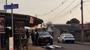 Homem é assassinado com golpe de faca no peito em frente a boteco em MT; vídeo