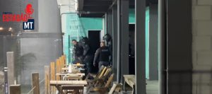 Menores invadem casa, aterrorizam morador e vídeo mostra perseguição de ‘filme’ e prisão em MT; assista