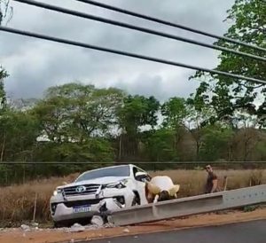 Caminhonete destrói poste e causa transtorno no trânsito na Gleba Rio Vermelho em Rondonópolis; vídeo
