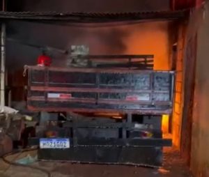 Vídeo mostra caminhão de frete sendo destruído pelas chamas dentro de garagem em Rondonópolis