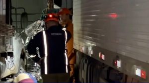 MISTÉRIO | Caminhoneiro é encontrado morto pendurado na janela de caminhão em posto na BR-163; vídeo