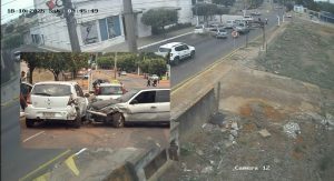 Vídeo mostra carro colidindo fortemente em 2 veículos após motorista passar mal em Rondonópolis