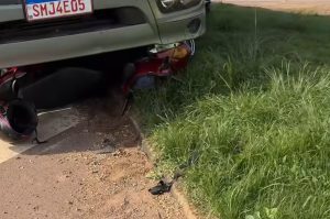 Mulher quase é esmagada após moto parar embaixo de caminhão na BR-163; vídeo