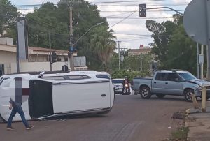 Veículo capota após motorista ‘furar’ o sinal vermelho em Rondonópolis; vídeo