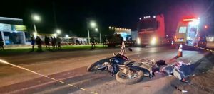 Professor morre após colidir brutalmente na traseira de Hilux na BR-163; vídeo