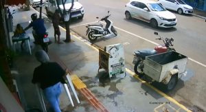 Vídeo mostra motociclista com criança furtando celular de mulher em Rondonópolis