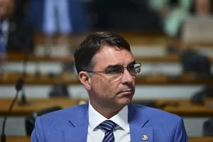 Flávio Bolsonaro reage a Lindbergh por acionar o Supremo contra ele