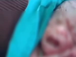 Milagre no velório: bebê dado como morto volta a chorar e é retirado do caixão com vida por familiares; veja o vídeo