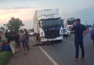 Motociclista escapa da morte após moto parar embaixo de carreta na BR-364 em Rondonópolis; vídeo