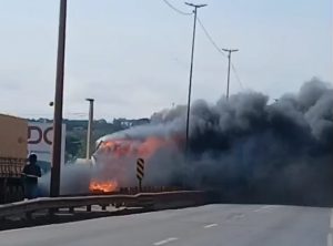 Carreta é consumida pelas chamas em cima da ponte da BR-364 em Rondonópolis; vídeos