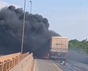 Colisão entre três carretas provoca incêndio e interdição total da BR-364 em Rondonópolis; novos vídeos