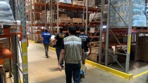 Mais de 7 mil garrafas suspeitas de adulteração são apreendidas em distribuidora de MT