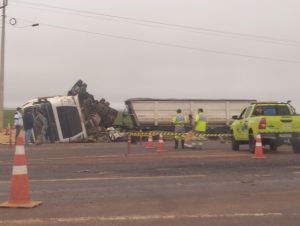 Motorista morre em terrível colisão entre carretas na BR-163: vídeo mostra o estrago