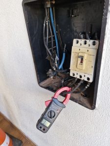 Dona de estabelecimento na Lions é presa após ser flagrada novamente com “gato” na energia em Rondonópolis