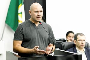 Prefeito Abilio estuda prêmio a servidores da Saúde após TAC da insalubridade