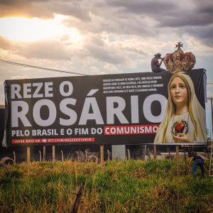Outdoor em Rondonópolis pede: “Reze o Rosário pelo Brasil e o fim do comunismo”
