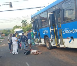 Acidente entre duas motos e ônibus deixa família ferida em Rondonópolis; vídeo