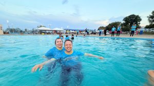Mundo Encantado das Crianças leva multidão aos bairros e prefeito e primeira-dana encerram com mergulho na piscina