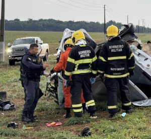 Gravíssimo acidente entre camionete e carro deixa pessoa morta em rodovia de MT; vídeo mostra estragos