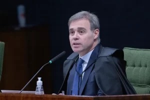 Mendonça retém R$ 389 milhões de sindicato de irmão de Lula