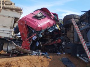 Motorista fica ferido em acidente envolvendo 3 carretas, caminhão e Hilux na BR-163; vídeo