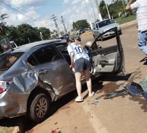 Carro acerta empilhadeira e capota na Avenida dos Estudantes em Rondonópolis; vídeos