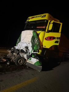 Motorista morre esmagado por duas carretas na BR-163; imagens impressionantes