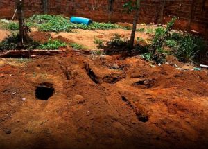 Carpinteiro mata homem e enterra de cabeça para baixo no quintal de casa em MT