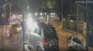 Colisão brutal deixa motociclista com fraturas graves após carro furar sinal vermelho em Rondonópolis; vídeos