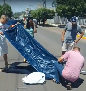 Motociclista fica desacordado após colisão com carro em frente à Igreja Santa Cruz em Rondonópolis; vídeos
