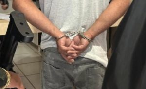 Lunático ameaça família com faca, usa filho pequeno como escudo e finge desmaio para não ser preso em MT