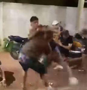 Vídeo mostra briga generalizada entre jovens na saída de tabacaria em MT; filho de prefeito estaria envolvido