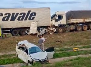 Duas pessoas ficam feridas em engavetamento envolvendo seis veículos na BR-364, Cuiabá/Rondonópolis; vídeo