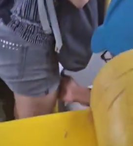Vídeo mostra idoso tarado passando a mão em mulher dentro de ônibus em MT