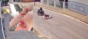 Vídeo mostra bandido tentando sequestrar menina e ela se jogando da moto para escapar em MT